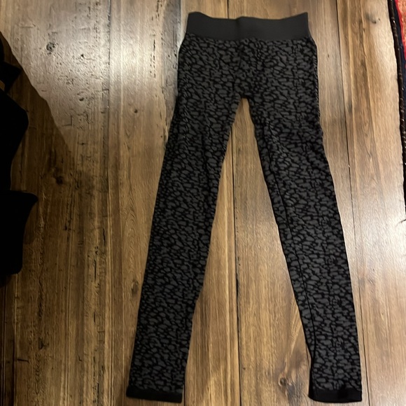 black grey very stretchy legging in pebble print - Picture 2 of 4